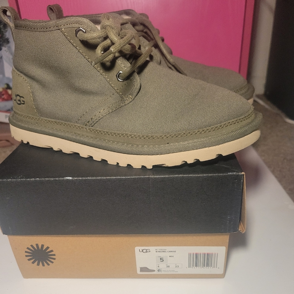 M Neumel canvas UGG